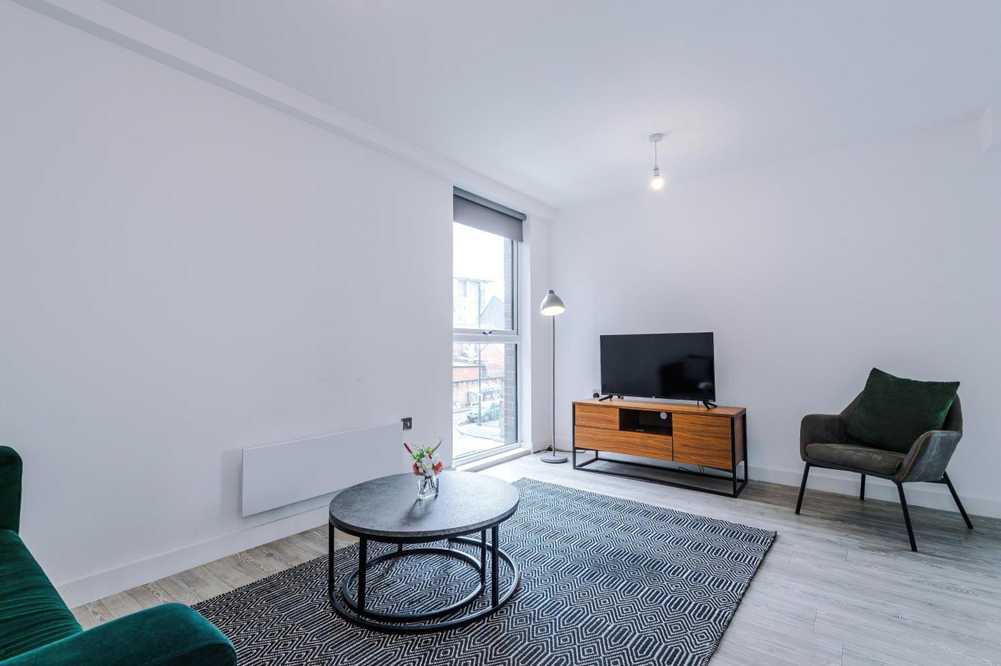 Modern 2 Bed Apartment With Balcony By Host A Home Манчестер Экстерьер фото