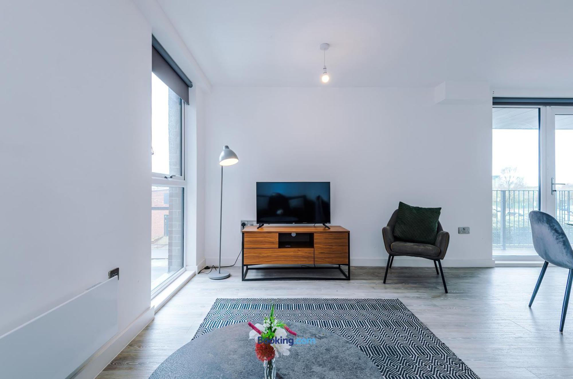 Modern 2 Bed Apartment With Balcony By Host A Home Манчестер Экстерьер фото