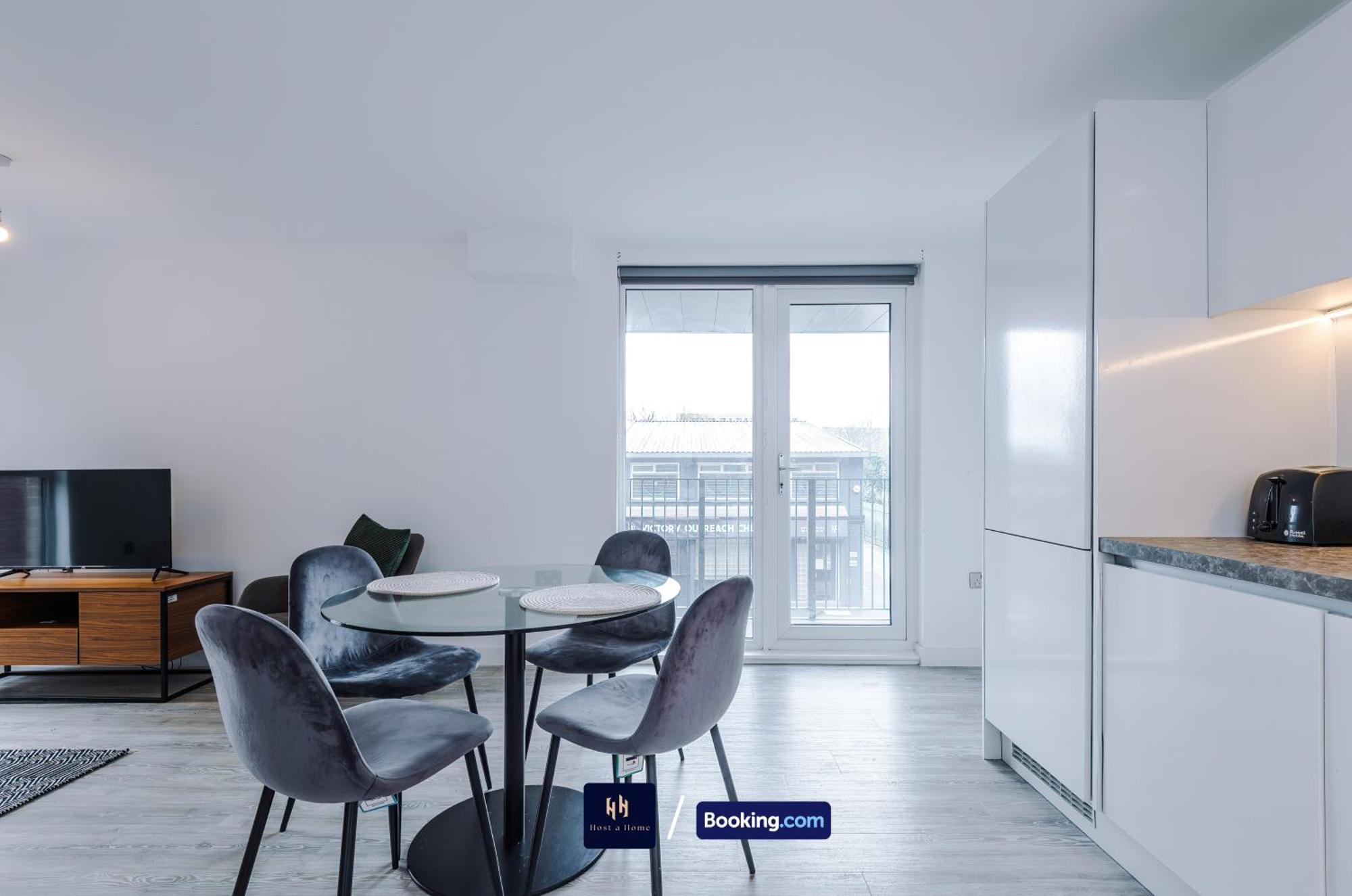 Modern 2 Bed Apartment With Balcony By Host A Home Манчестер Экстерьер фото
