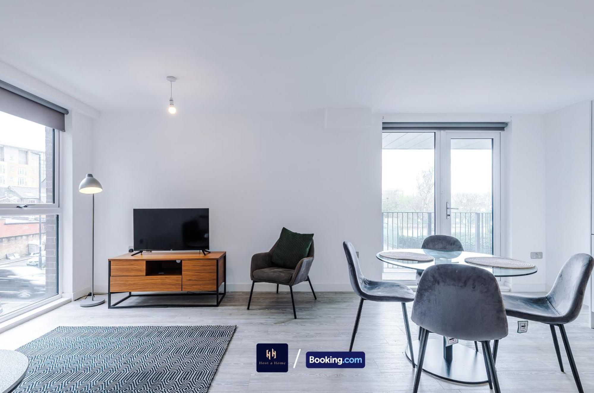 Modern 2 Bed Apartment With Balcony By Host A Home Манчестер Экстерьер фото