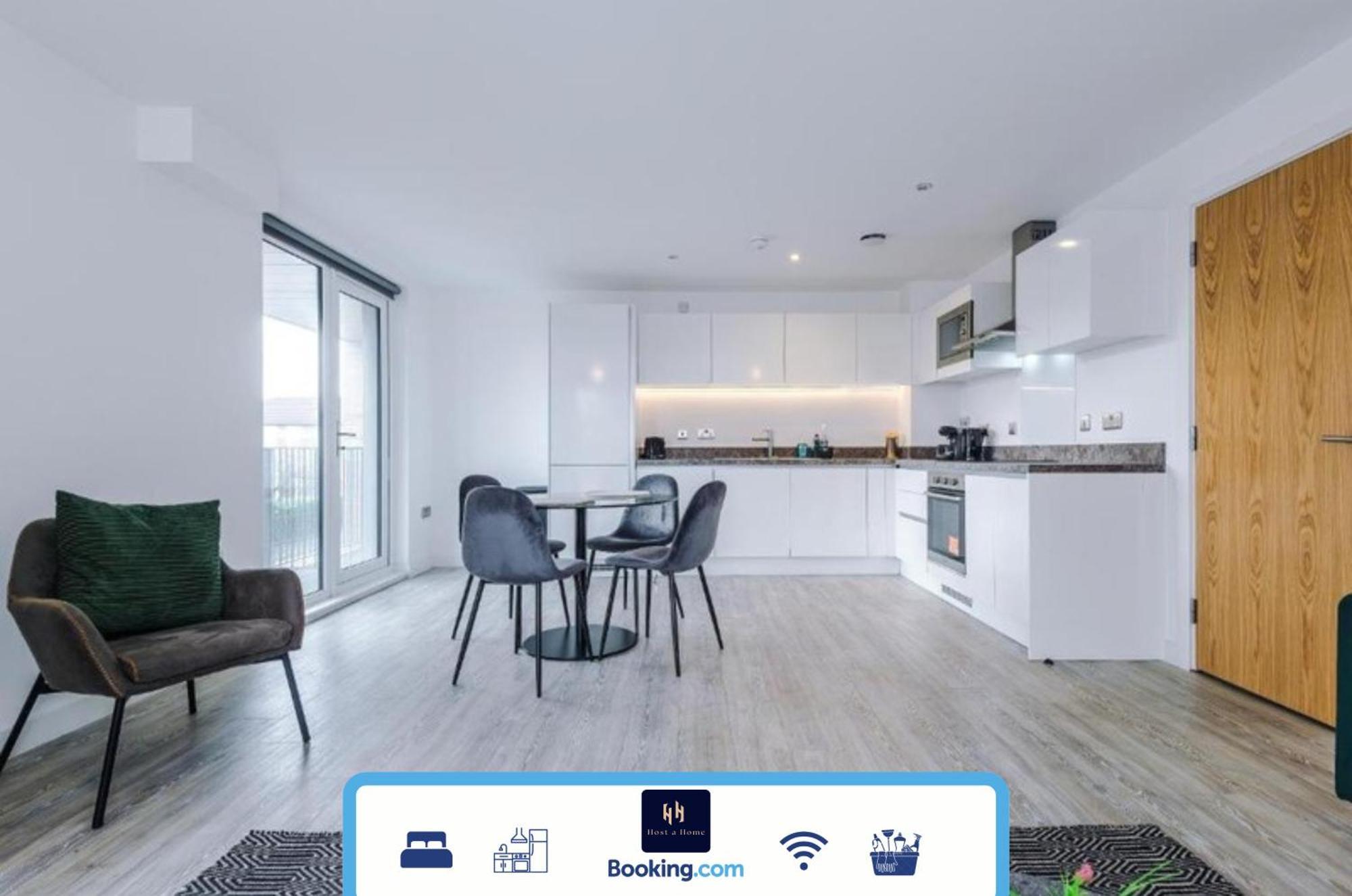 Modern 2 Bed Apartment With Balcony By Host A Home Манчестер Экстерьер фото